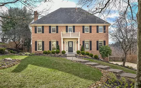 1610 Royal Oak Dr, Sewickley, PA 15143