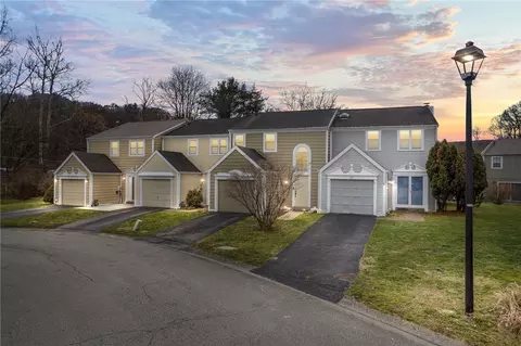 25 Greenwich Ct, Oakmont, PA 15139