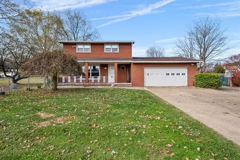 104 Carolyn Dr, Coraopolis, PA 15108