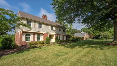 2137 Hycroft Dr, Pittsburgh, PA 15241