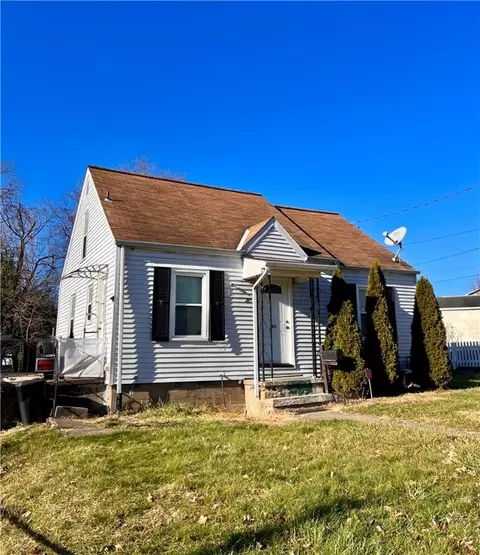 225 Seneca Dr, New Kensington, PA 15068