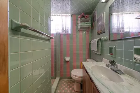 Bath - 507 Wendell Rd, Irwin, PA 15642 photo 1 of 3