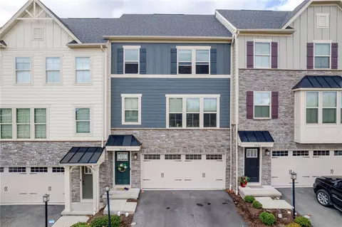 8002 Augusta Ln, Jeannette, PA 15644