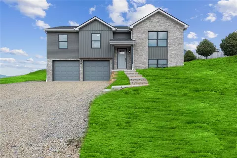 304 Lauraine Ct, Pleasant Unity, PA 15676