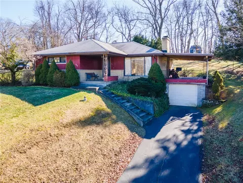 724 Morningstar Dr, Ellwood City, PA 16117
