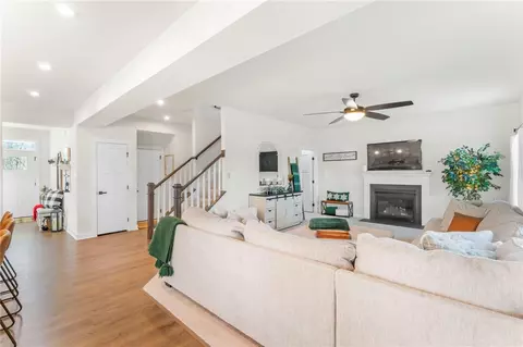 Living - 355 Crossing Dr, Eighty Four, PA 15330 photo 5 of 9