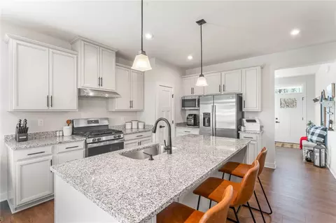 Kitchen - 355 Crossing Dr, Eighty Four, PA 15330 photo 2 of 4