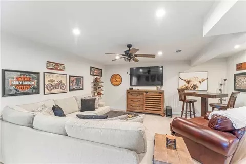 Living - 355 Crossing Dr, Eighty Four, PA 15330 photo 8 of 9
