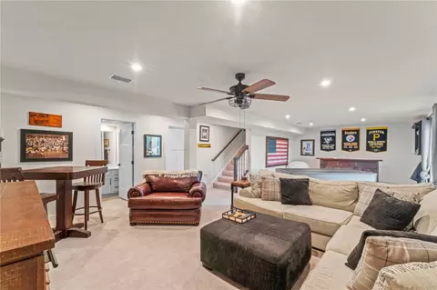 Living - 355 Crossing Dr, Eighty Four, PA 15330 photo 9 of 9