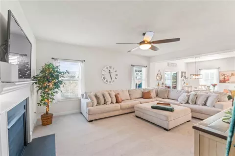 Living - 355 Crossing Dr, Eighty Four, PA 15330 photo 6 of 9