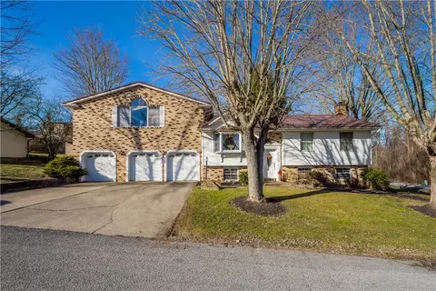 39 Homestead Dr, Avella, PA 15312