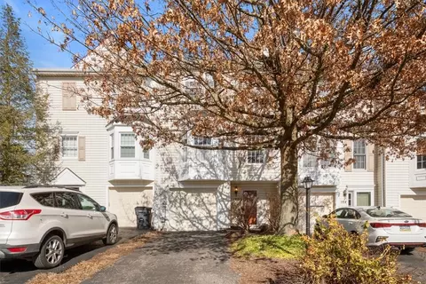 102 Westbrooke Ln, Coraopolis, PA 15108