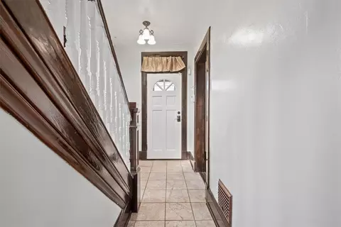 Entry Way - 299 15th St, Monaca, PA 15061 photo 2 of 4
