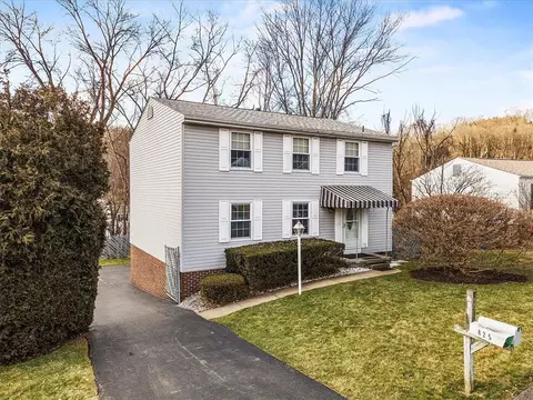 825 Mount Hood Dr, Pittsburgh, PA 15239
