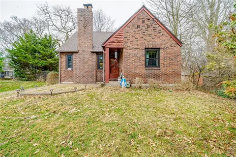 29 Woodside Dr, Pittsburgh, PA 15221