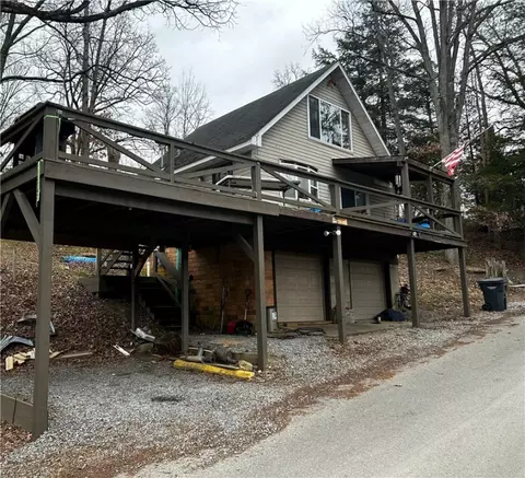 105 Stoughton Bch, Slippery Rock, PA 16057