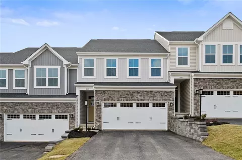 1005 Wellington Ct, Jeannette, PA 15644
