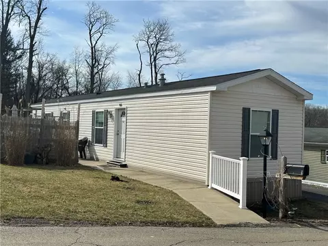 9 Hilltop Dr, Finleyville, PA 15332