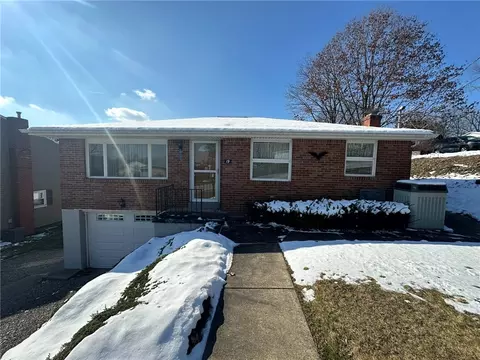 19 Levin Dr, Jeannette, PA 15644