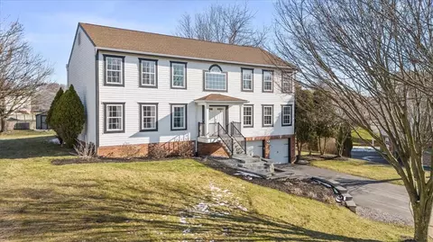 303 Trail Ct E, Cranberry Township, PA 16066
