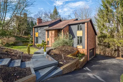 2253 Clairmont Dr, Pittsburgh, PA 15241