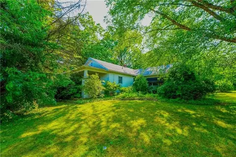 18 S Scotland Ln, New Castle, PA 16101