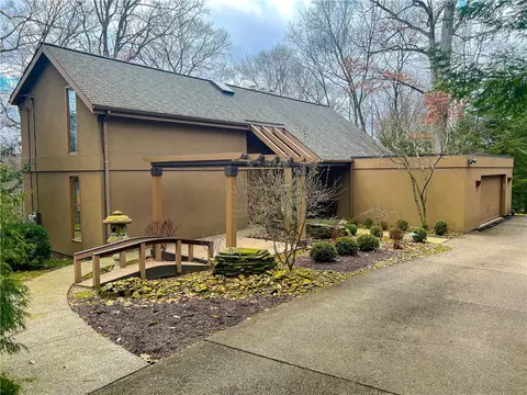 136 Lakeshore Dr, Butler, PA 16001