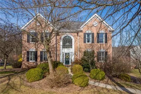 102 Oak Moss Dr, Coraopolis, PA 15108