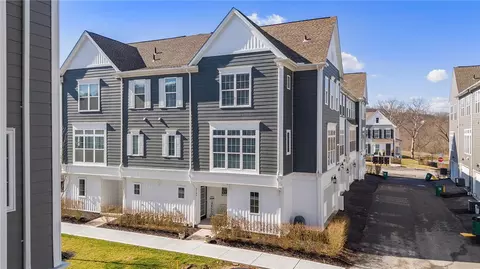 2124 Westcott Ln, Bridgeville, PA 15017