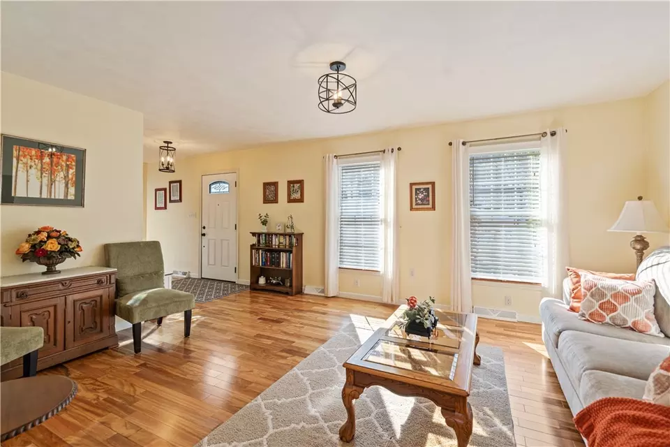 Living - 822 Stonebridge Dr, Greensburg, PA 15601 photo 2 of 9