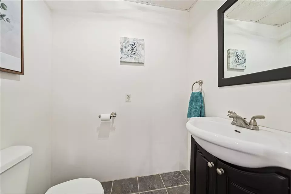 Bath - 822 Stonebridge Dr, Greensburg, PA 15601 photo 4 of 4