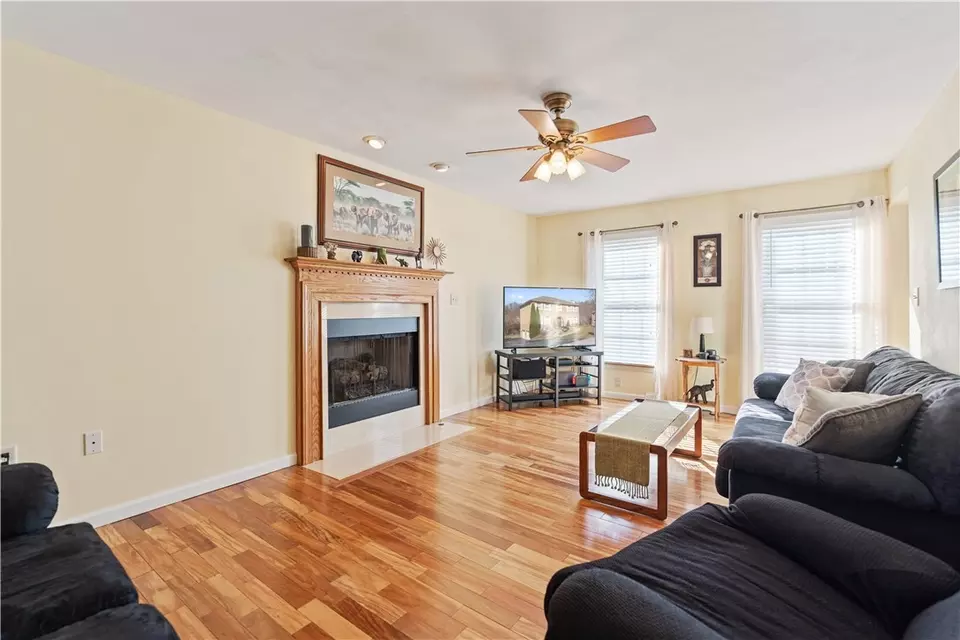 Living - 822 Stonebridge Dr, Greensburg, PA 15601 photo 4 of 9