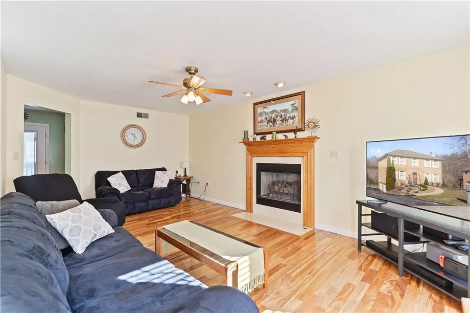 Living - 822 Stonebridge Dr, Greensburg, PA 15601 photo 5 of 9