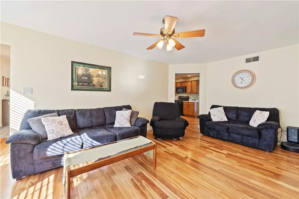 Living - 822 Stonebridge Dr, Greensburg, PA 15601 photo 6 of 9