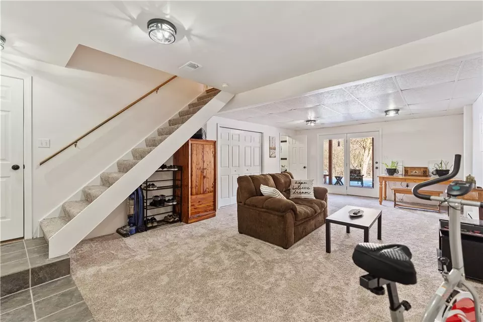 Living - 822 Stonebridge Dr, Greensburg, PA 15601 photo 8 of 9