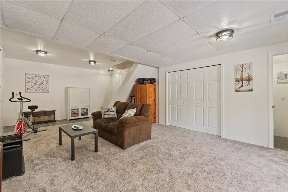 Living - 822 Stonebridge Dr, Greensburg, PA 15601 photo 9 of 9