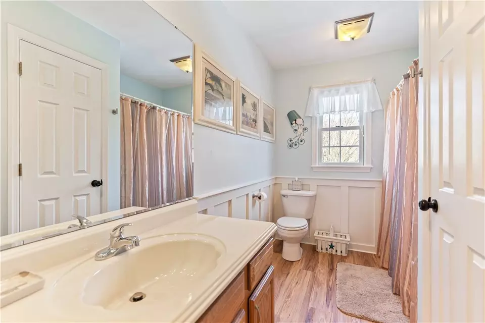 Bath - 822 Stonebridge Dr, Greensburg, PA 15601 photo 3 of 4