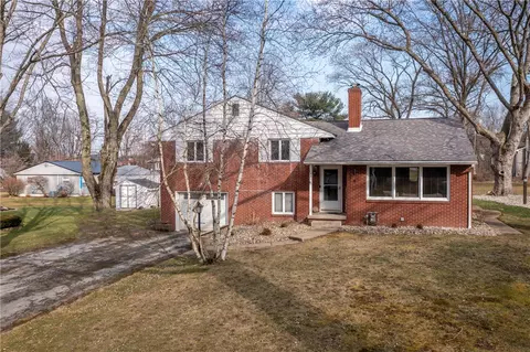 635 Sugar Hollow Rd, Hermitage, PA 16148