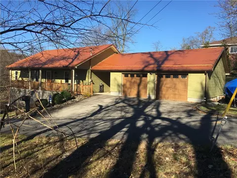 498 Franklin Ave, Donora, PA 15033