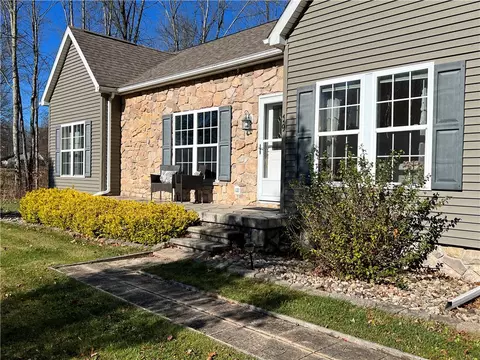 19 Venango St, Grove City, PA 16127
