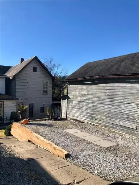 517 8th St, Irwin, PA 15642 photo 5