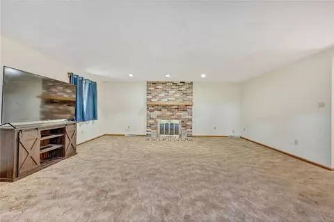 Living - 520 E 4th Ave, Derry, PA 15627 photo 4 of 5