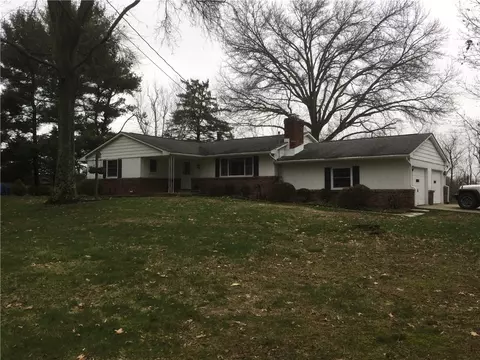 25 Lake Dr, Washington, PA 15301