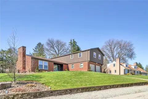 906 Country Club Dr, Greensburg, PA 15601
