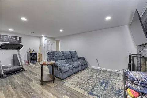 Living - 116 Bristol Ln, Irwin, PA 15642 photo 4 of 4