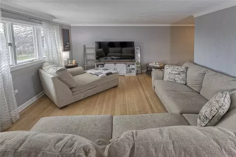 Living - 116 Bristol Ln, Irwin, PA 15642 photo 2 of 4