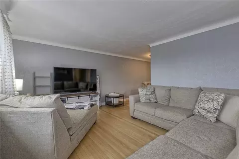 Living - 116 Bristol Ln, Irwin, PA 15642 photo 3 of 4