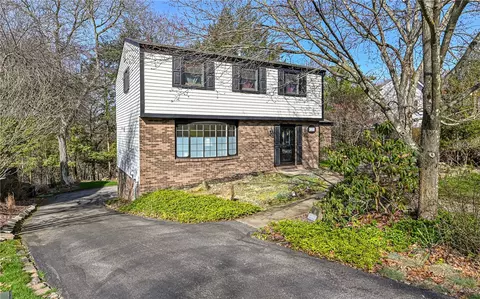 8204 Marquis Dr, Pittsburgh, PA 15237