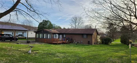 135 N Ruby St, Derry, PA 15627 photo 3