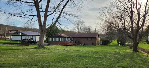 135 N Ruby St, Derry, PA 15627 photo 5